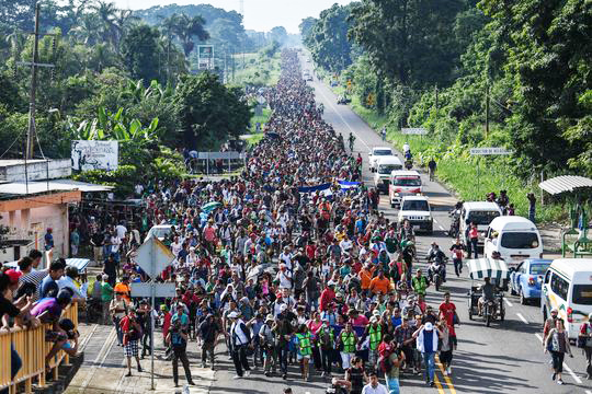 Người di cư Trung Mỹ đổ về Mexico tìm đường sang Mỹ. Ảnh: AFP