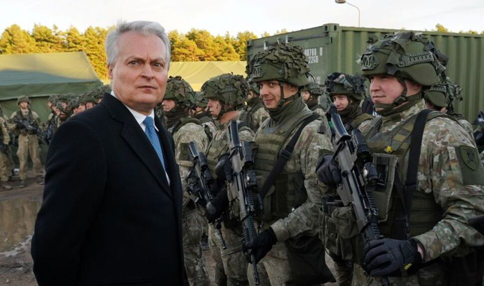 Tổng thống Litva Gitanas Nauseda thăm quân đội được triển khai tại biên giới Belarus. Ảnh: Reuters