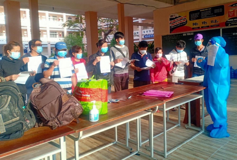 Chị Dương Thu Hà, cán bộ dân số quận Bình Thủy tham gia BV dã chiến quận, tích cực hỗ trợ chăm sóc bệnh nhân COVID-19. Ảnh do nhân vật cung cấp