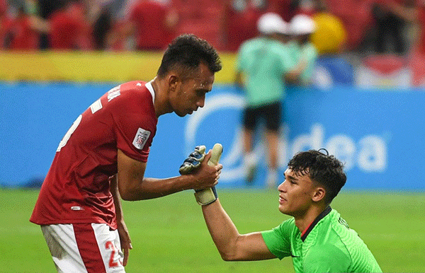 Chỉ còn lại 8 người trên sân, Singapore nhìn Indonesia vào chung kết