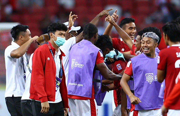 Chỉ còn lại 8 người trên sân, Singapore nhìn Indonesia vào chung kết