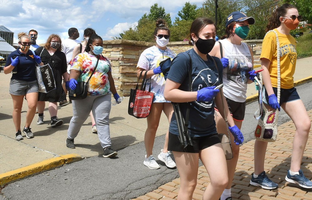 Sinh viên Đại học West Virginia trong giờ đến lớp. Ảnh: NYT