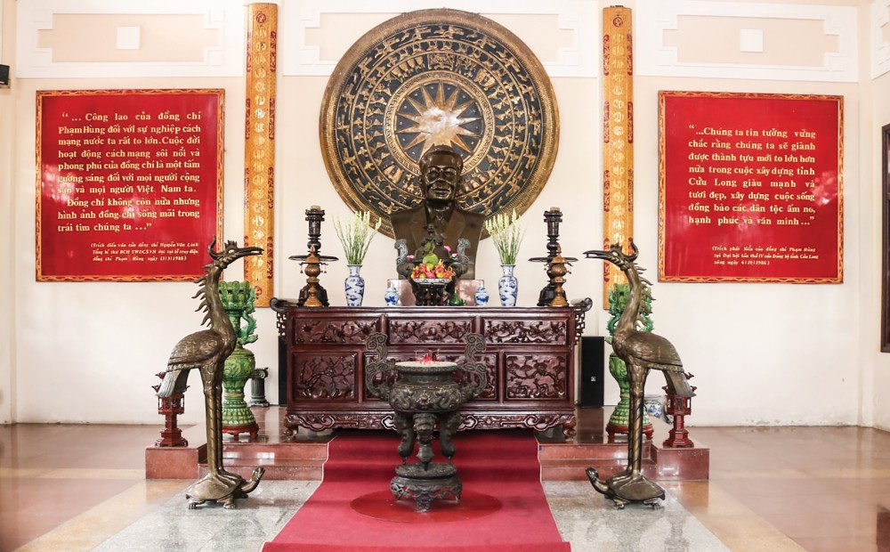 Bức tượng bán thân của cố Chủ tịch Hội đồng Bộ trưởng Phạm Hùng trong điện thờ với 2 bức phù điêu ghi lại lời phát biểu khí phách của ông.