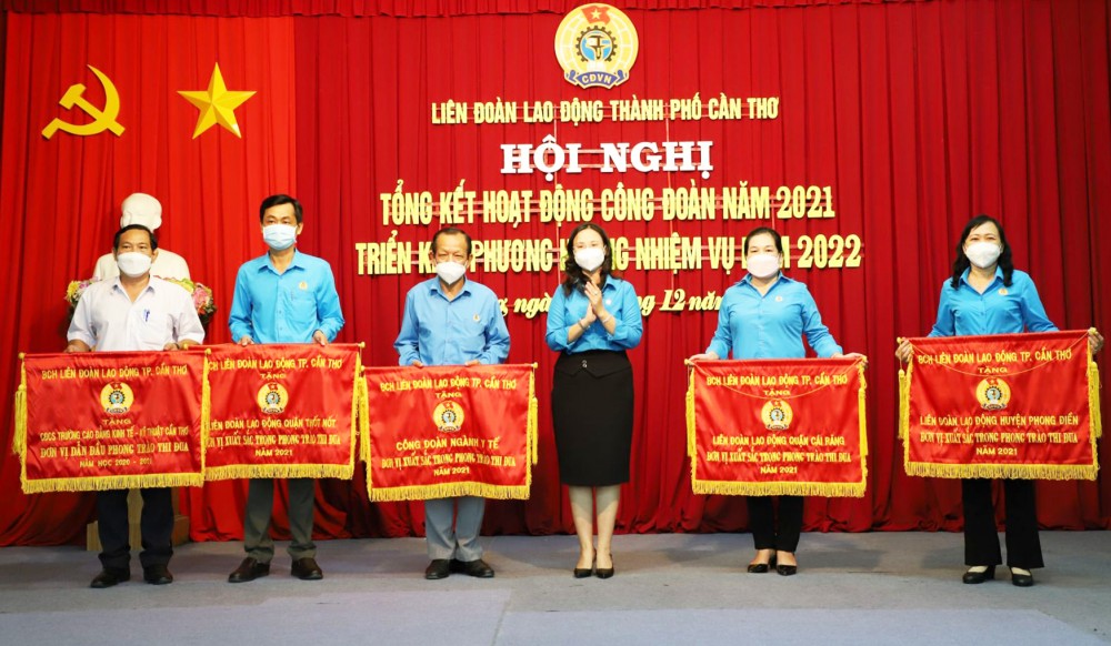 Bà Lê Thị Sương Mai, Chủ tịch LĐLĐ TP Cần Thơ trao Cờ thi đua cho các tập thể đạt thành tích xuất sắc trong hoạt động công đoàn năm 2021.