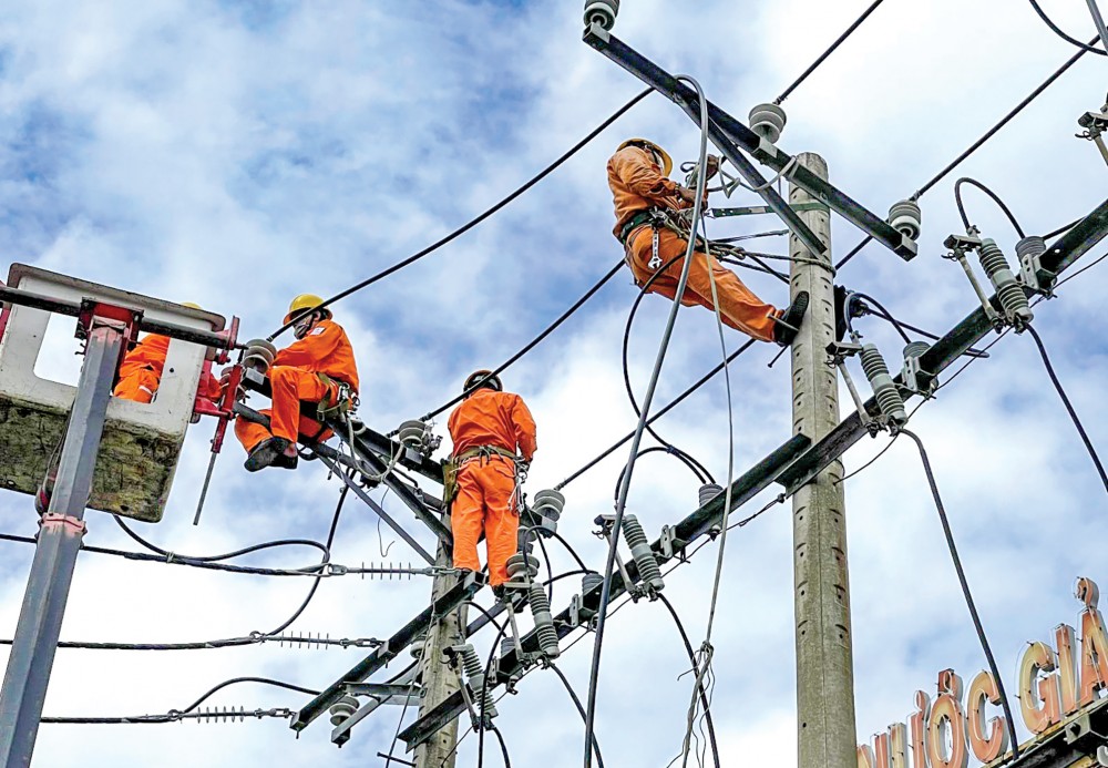 Công nhân Điện lực Ninh Kiều bảo dưỡng lưới điện định kỳ trên địa bàn quản lý.