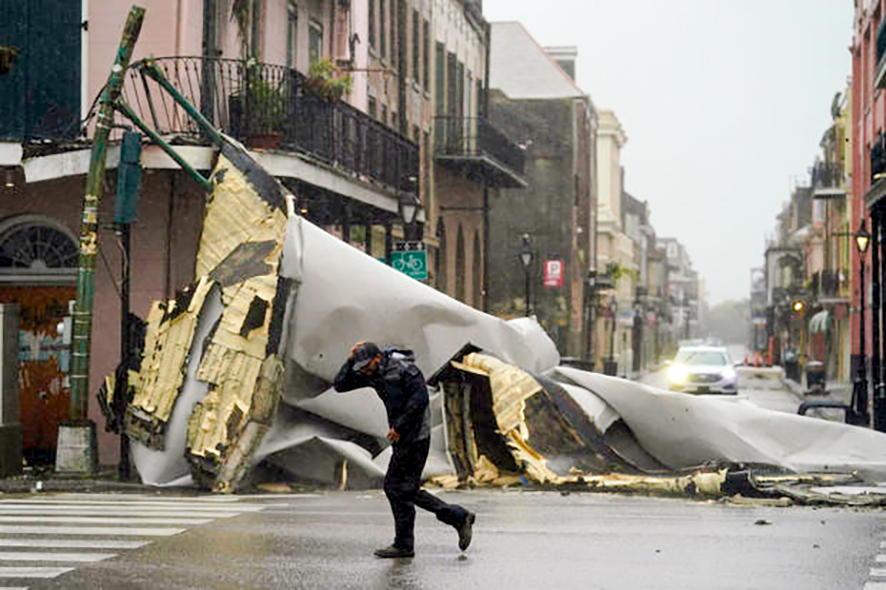 Siêu bão Ida quật ngã một phần mái nhà ở bang Louisiana hồi cuối tháng 8. Ảnh: AP