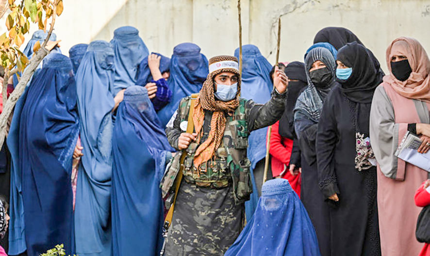 Phụ nữ Afghanistan bị buộc phải đội khăn trùm đầu. Ảnh: AFP