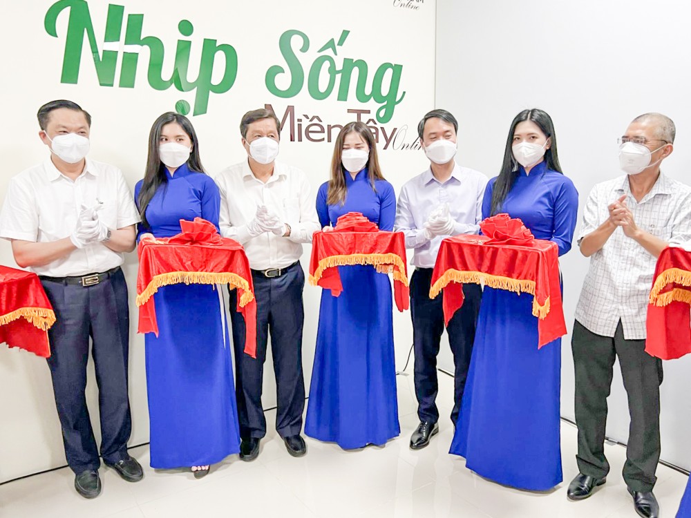 Lãnh đạo TP Cần Thơ thực hiện nghi thức cắt băng khai trương văn phòng mới.