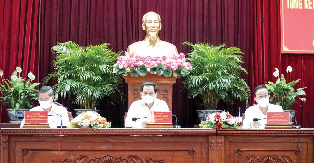 Thường trực Thành ủy và lãnh đạo Ban Tổ chức Thành ủy chủ trì hội nghị. Ảnh: ANH DŨNG