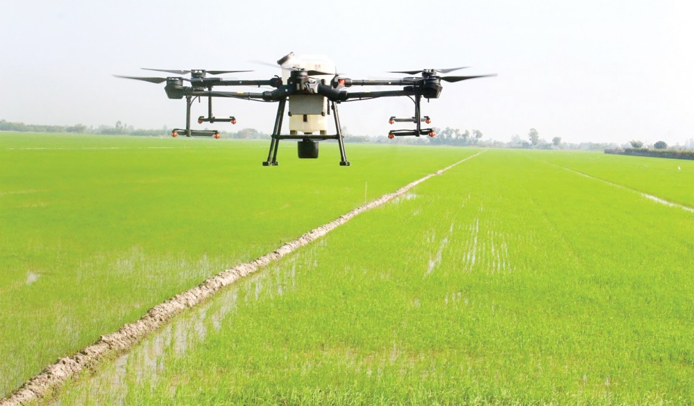 Vĩnh Thạnh phát huy hiệu quả kinh tế tập thể Máy bay không người lái phun thuốc bảo vệ thực vật của HTX Khiết Tâm đang hoạt động trên cánh đồng của xã viên.