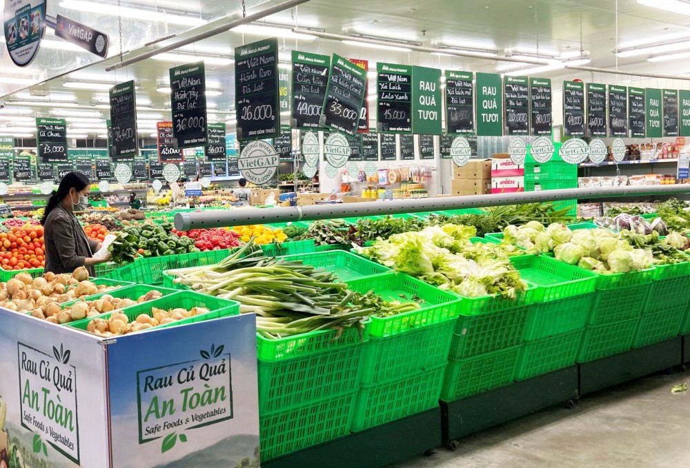 Người tiêu dùng mua sắm tại Trung tâm MM Mega Market Hưng Lợi.