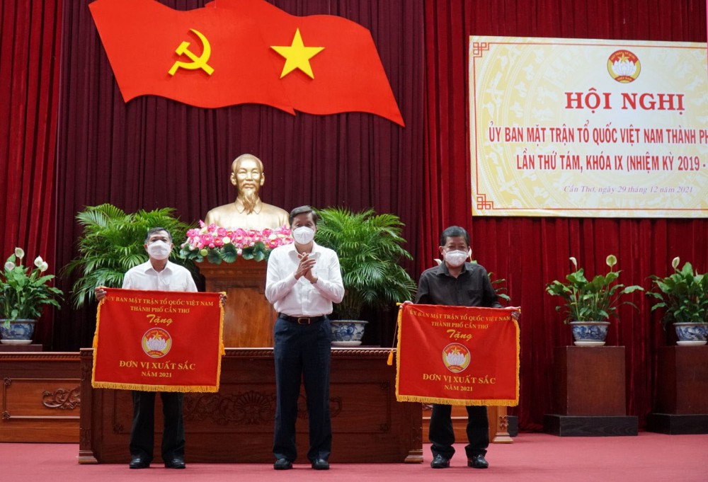 Đồng chí Phạm Văn Hiểu, Phó Bí thư Thường trực Thành ủy, Chủ tịch HĐND thành phố trao Cờ đơn vị xuất sắc cho đại diện Ủy ban MTTQVN quận Thốt Nốt và huyện Vĩnh Thạnh.