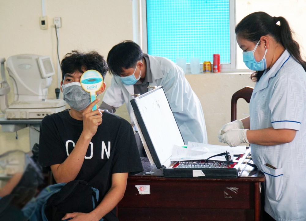 Thanh niên quận Bình Thủy tham gia khám sức khỏe NVQS năm 2022.