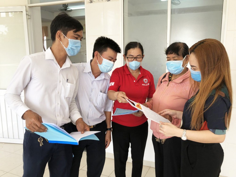 Triển khai nhiều giải pháp đảm bảo an toàn giao thông trong hệ thống Hội Chữ thập đỏ Bà Ngô Mỹ Nga, Chủ tịch Hội CTĐ phường Lê Bình, quận Cái Răng (đứng giữa) tuyên truyền về trật tự ATGT.