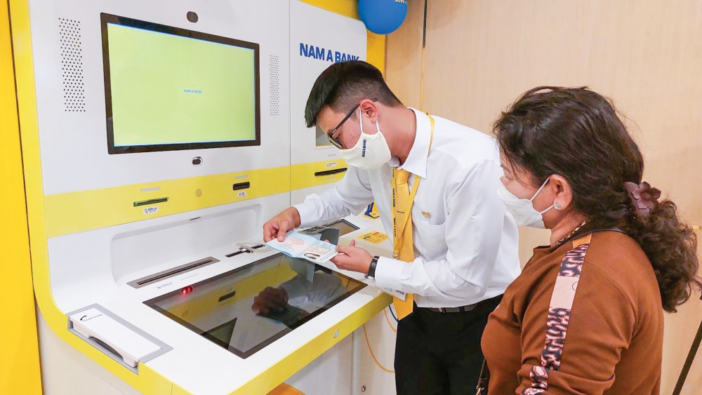 Nhân viên Ngân hàng Nam A Bank hỗ trợ khách hàng sử dụng dịch vụ ngân hàng số Onebank.