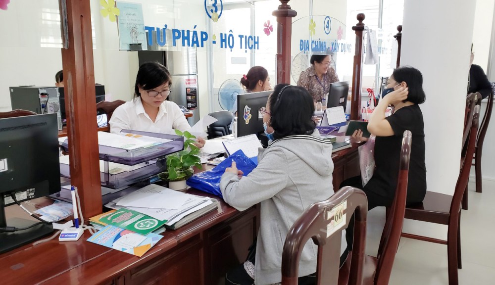 Cán bộ Bộ phận Tiếp nhận và Trả kết quả phường Tân An giải quyết hồ sơ cho người dân.