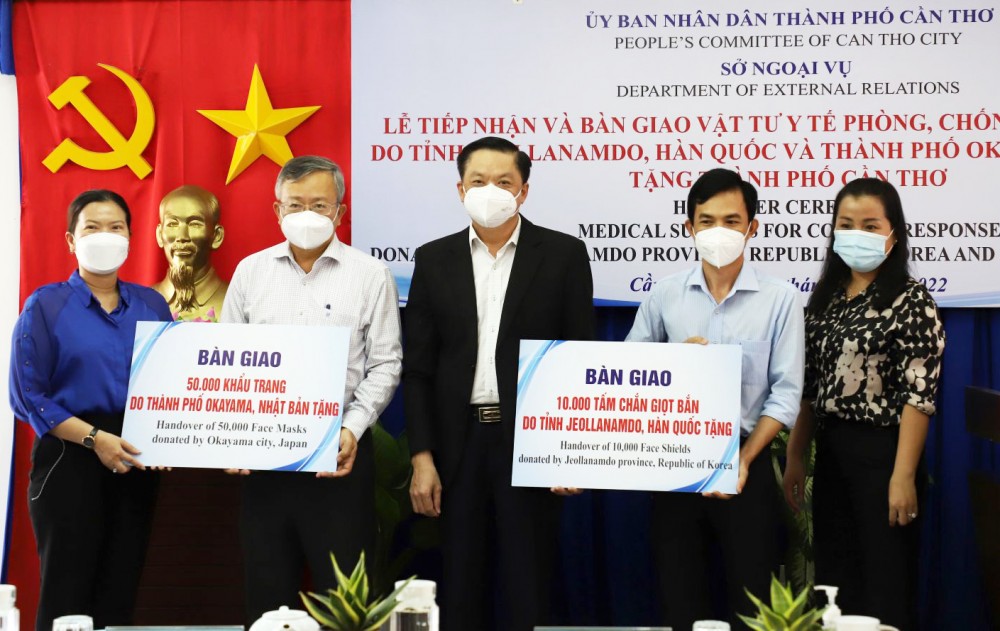 Lãnh đạo thành phố trao bảng tiếp nhận cho các đơn vị nhận hàng viện trợ.