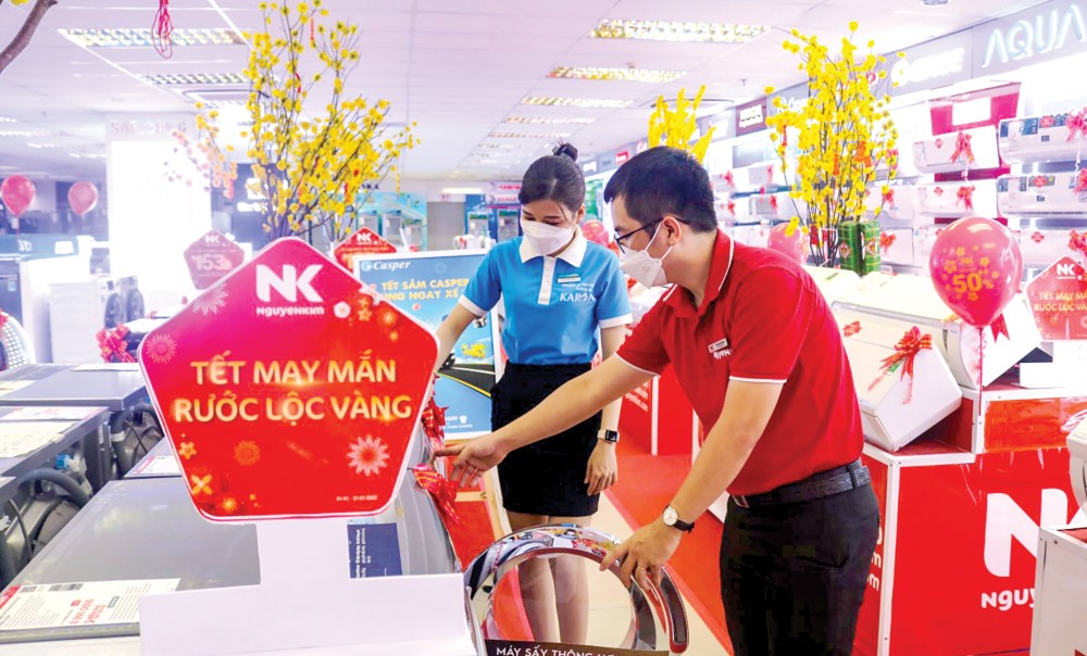 Khách hàng tìm hiểu các sản phẩm điện lạnh được bán với giá ưu đãi tại Trung tâm mua sắm Nguyễn Kim - Cần Thơ.