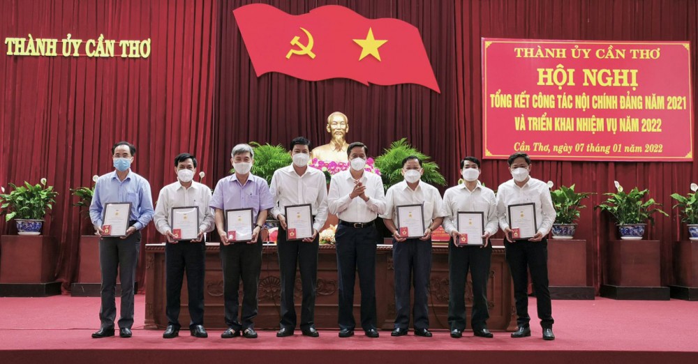 Tăng cường trách nhiệm giải trình của người đứng đầu Các đồng chí có nhiều đóng góp trong công tác nội chính nhận Kỷ niệm chương “Vì sự nghiệp nội chính Đảng”.