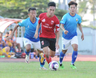 Cầu thủ An Giang trong trận thua Long An (giữa) 0-1 ở vòng 7 giải hạng Nhất 2021, trên “sân nhà” Kiên Giang. Ảnh: Dương Thu