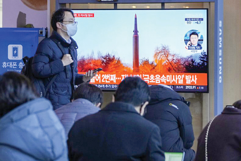 Triều Tiên lại phóng thử tên lửa Truyền hình Hàn Quốc đưa tin về một vụ phóng thử tên lửa của Triều Tiên. Ảnh: AP