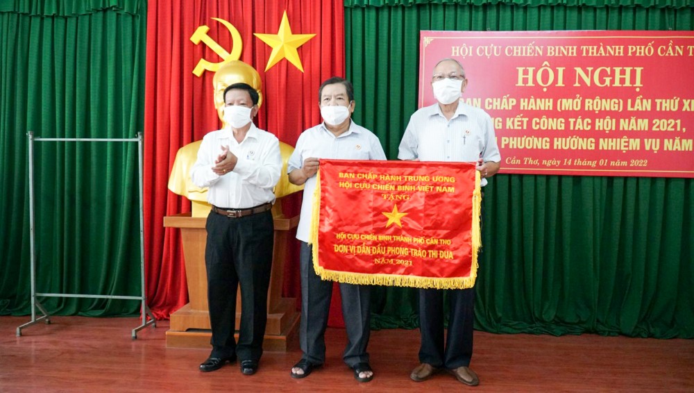 Hội Cựu chiến binh thành phố được nhận Cờ đơn vị dẫn đầu phong trào thi đua năm 2021 của Ban Chấp hành Hội Cựu chiến binh Việt Nam.