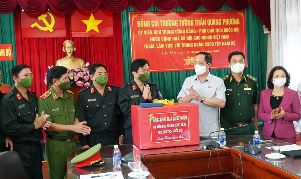 Thượng tướng Trần Quang Phương chúc Tết cán bộ, chiến sĩ Trung đoàn CSCĐ Tây Nam Bộ.