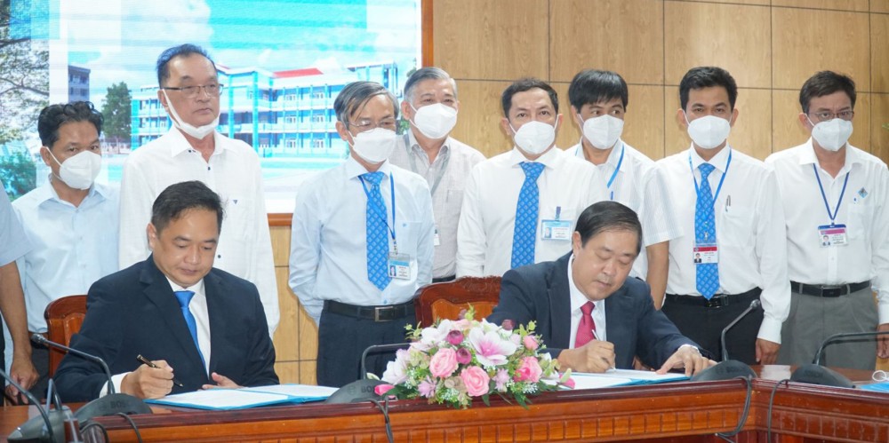 GS.TS Hà Thanh Toàn (ngồi bên phải), Hiệu trưởng Trường ĐHCT và ông Nguyễn Thành Thống, Giám đốc Trường PTTBD, ký kết thỏa thuận hợp tác.