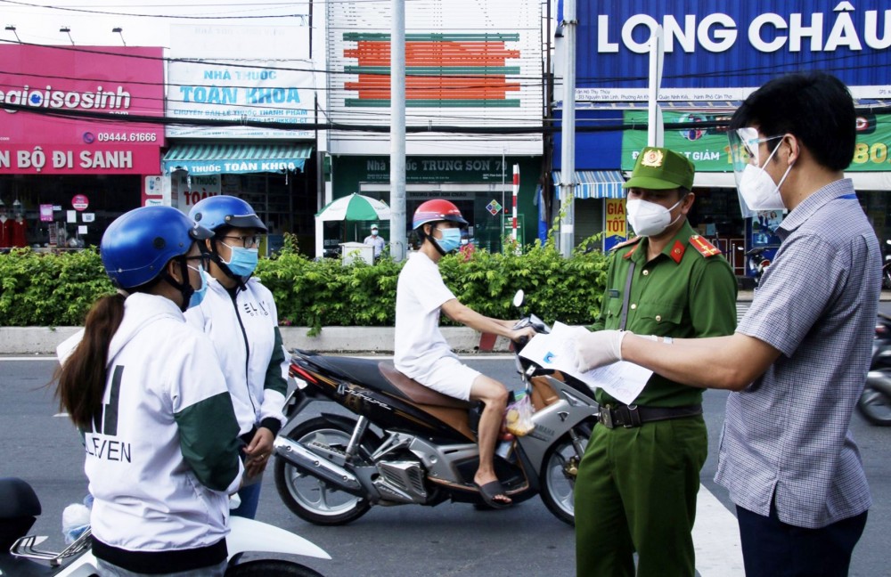 Văn phòng Ban ATGT TP Cần Thơ và Cảnh sát trật tự Công an thành phố tuyên truyền lồng ghép ATGT trong công tác tuần tra, kiểm soát, xử lý vi phạm trên địa bàn quận Ninh Kiều.