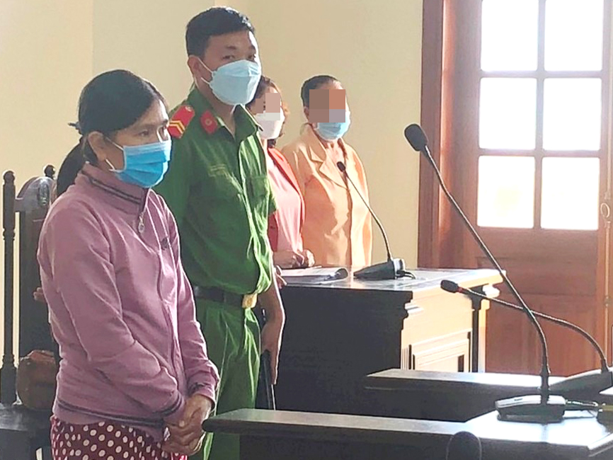 Bị cáo Trương Thị Mỹ Linh nghe tòa tuyên án.