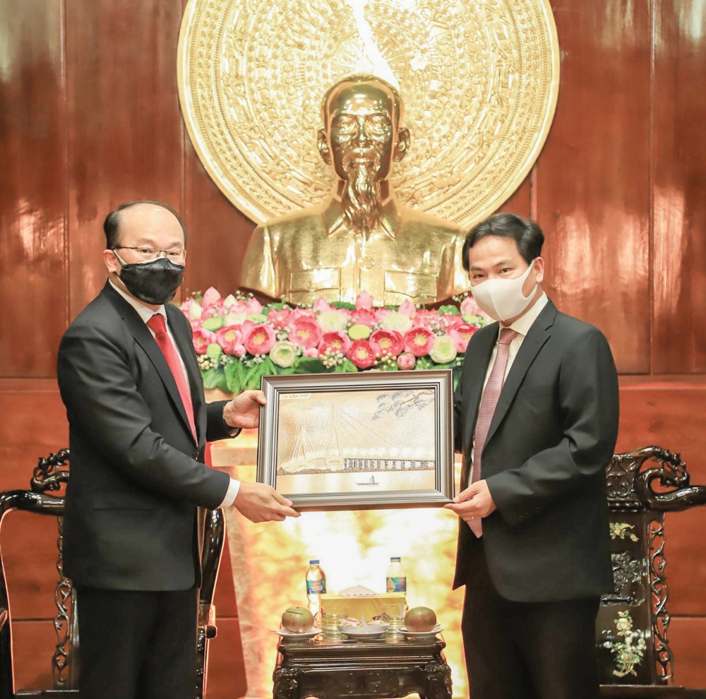 Đồng chí Lê Quang Mạnh, Bí thư Thành ủy Cần Thơ, tặng quà lưu niệm Ngài Roy Kho, Tổng Lãnh sự Singapore tại TP Hồ Chí Minh.