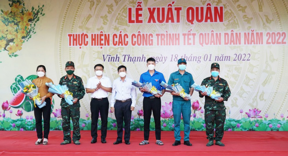 Lãnh đạo Huyện ủy Vĩnh Thạnh và Ủy ban MTTQVN thành phố tặng hoa các lực lượng tham gia Tết Quân Dân năm 2022 tại xã Thạnh Quới.