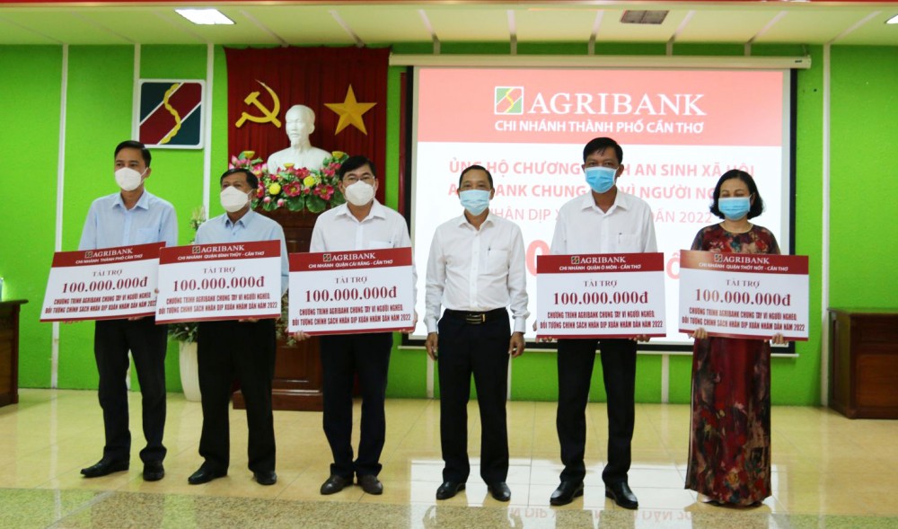 Ông Trần Hữu Cường, Phó Giám đốc Agribank Chi nhánh Cần Thơ (thứ 3 từ phải sang) trao tặng 500 triệu đồng cho đại diện Ủy ban MTTQVN của 5 quận. Ảnh: CTV