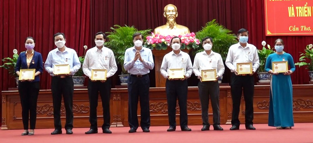 Đồng chí Phạm Văn Hiểu trao Kỷ niệm chương “Vì sự nghiệp văn phòng cấp ủy” cho các cá nhân có nhiều đóng góp cho sự nghiệp văn phòng cấp ủy.