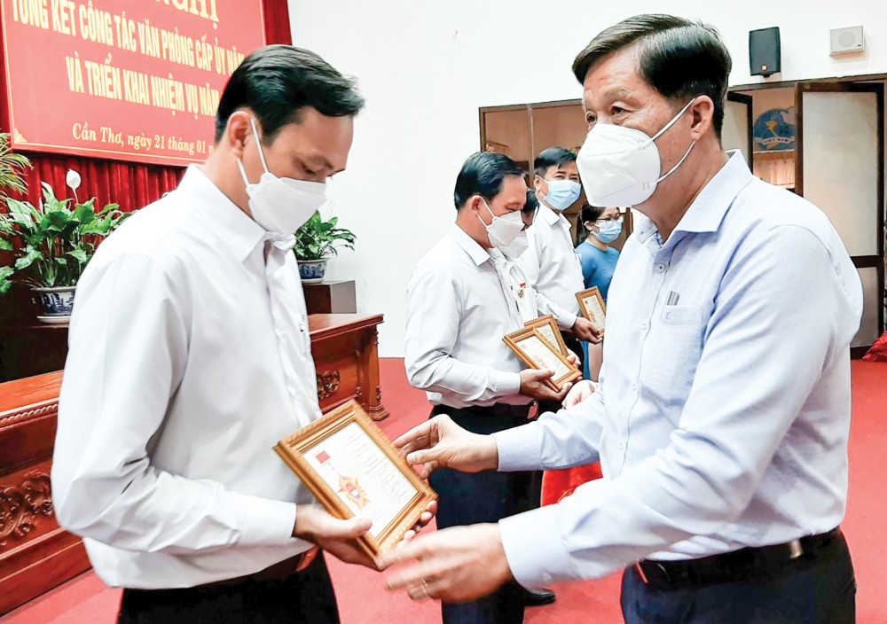 Đồng chí Phạm Văn Hiểu trao Kỷ niệm chương “Vì sự nghiệp văn phòng cấp ủy” cho các cá nhân có nhiều đóng góp cho sự nghiệp văn phòng cấp ủy. Ảnh: NGỌC QUYÊN