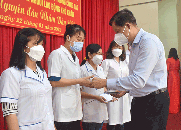 Nhiều hoạt động chăm lo Tết gia đình chính sách, các lực lượng tiêu biểu trong phòng, chống dịch và người nghèo