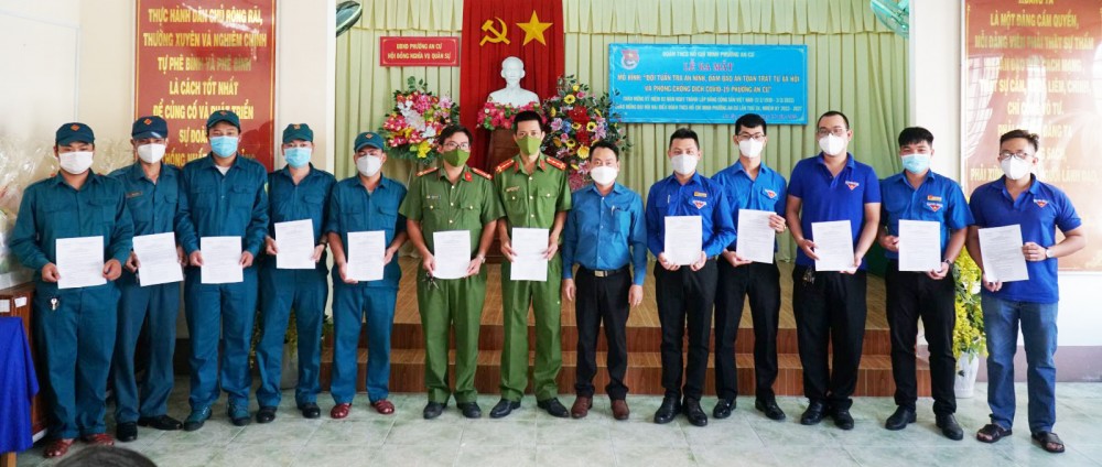 Lãnh đạo Đảng ủy, UBND phường An Cư trao quyết định thành lập đội cho các thành viên.