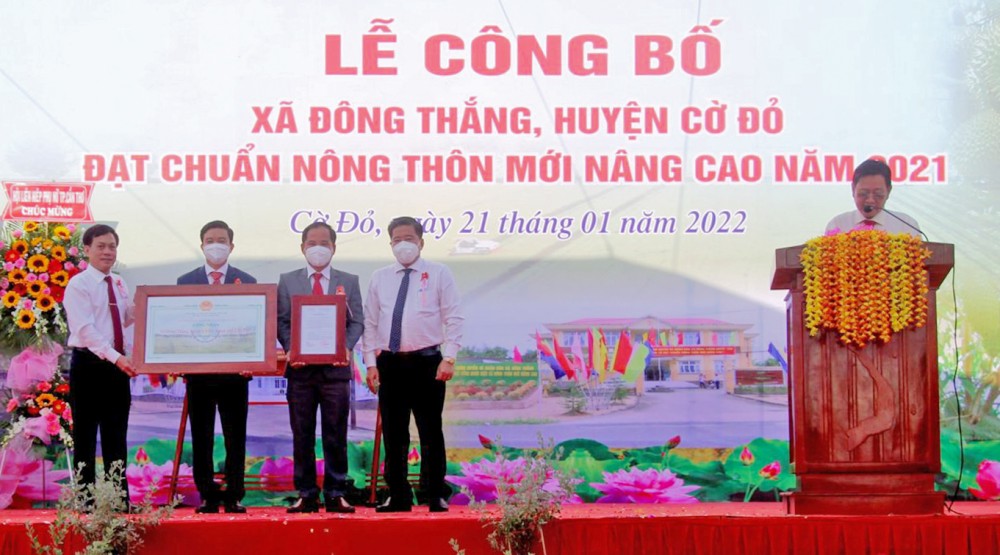 Ông Nguyễn Ngọc Hè và lãnh đạo huyện Cờ Đỏ trao quyết định công nhận xã đạt chuẩn NTM nâng cao cho xã Đông Thắng.