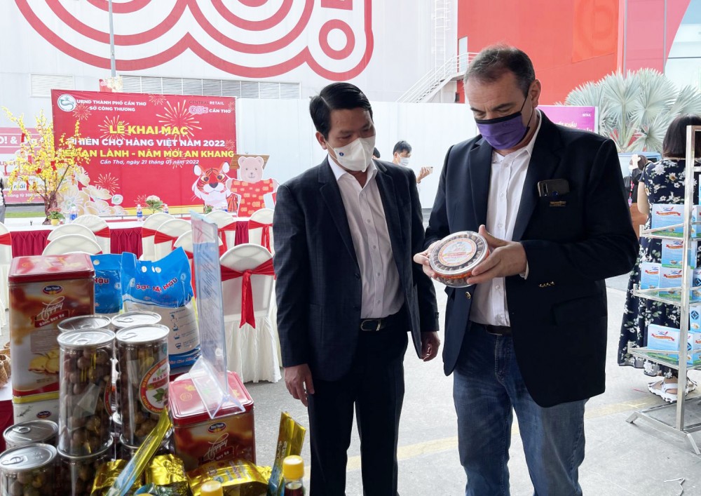 Ông Hà Vũ Sơn, Giám đốc Sở Công Thương TP Cần Thơ (bên trái) giới thiệu hàng hóa tại phiên chợ cho đại diện thu mua của hệ thống Siêu thị GO!.