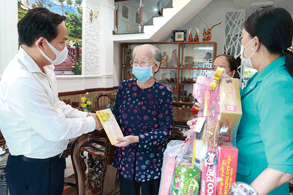 Tặng quà, chúc Tết tại quận Ninh Kiều