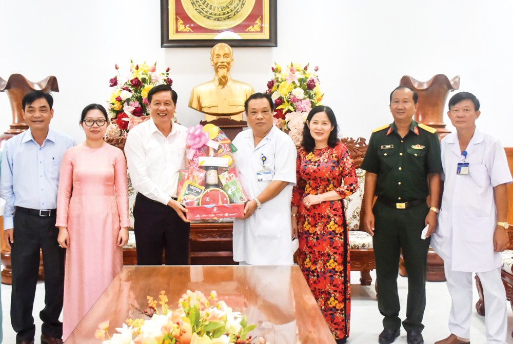 Đồng chí Phạm Văn Hiểu thăm hỏi, tặng quà Bệnh viện Quân y 121. Ảnh: X.ĐÀO