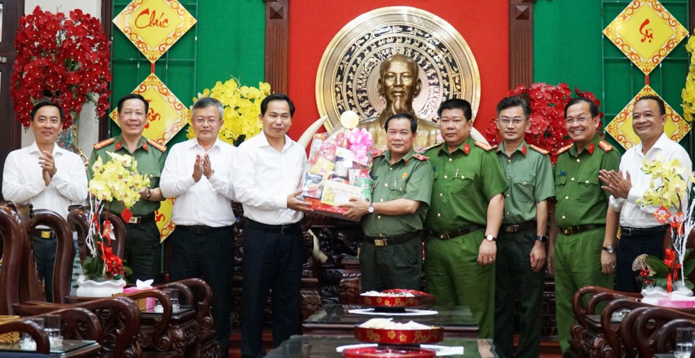 Đồng chí Lê Quang Mạnh và đoàn công tác thành phố chúc Tết, trao quà tại Công an TP Cần Thơ. Ảnh: ANH DŨNG