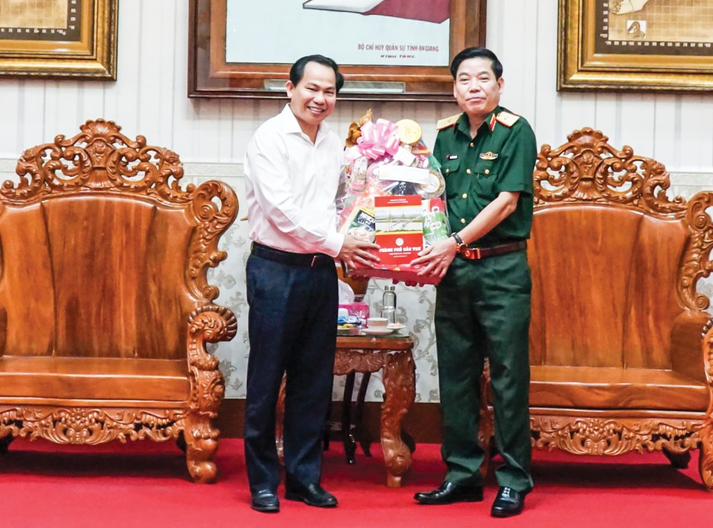 Đồng chí Lê Quang Mạnh chúc Tết, trao quà tại Bộ Tư lệnh Quân khu 9. Ảnh: ANH DŨNG