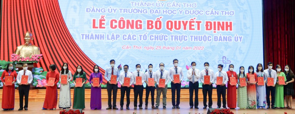 Đồng chí Lê Tấn Thủ trao Quyết định thành lập các ban xây dựng Đảng trực thuộc Đảng ủy Trường ĐHYD Cần Thơ.