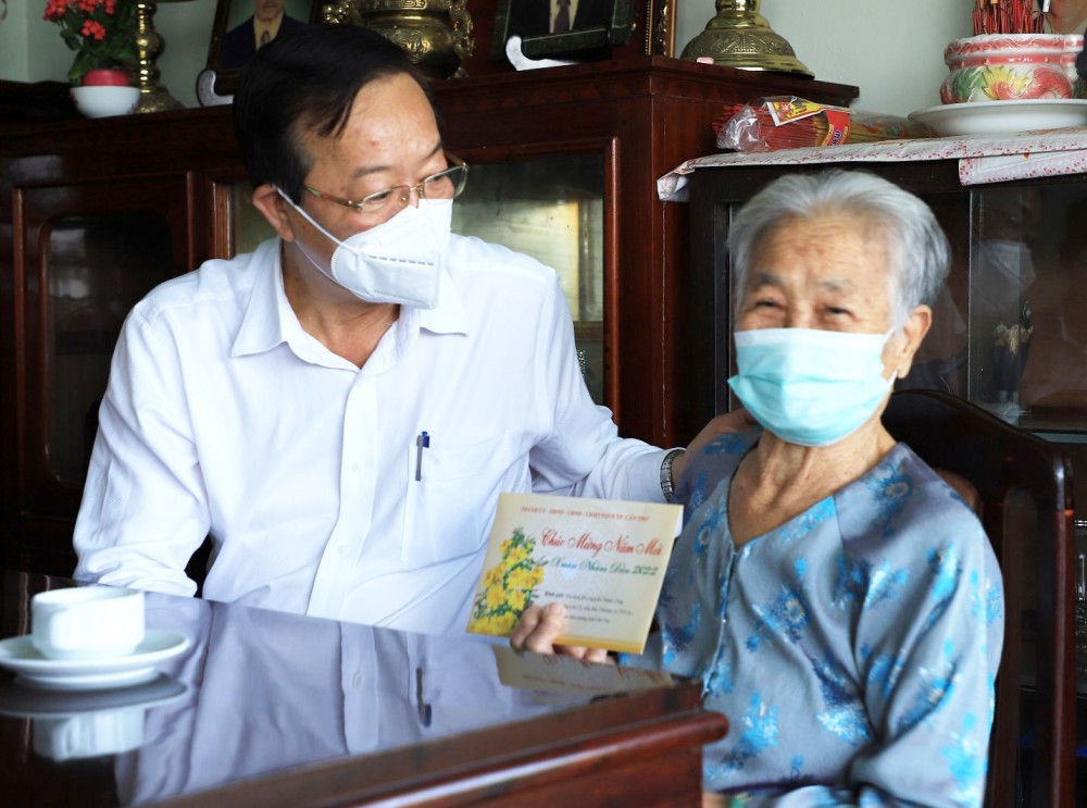 Đồng chí Lê Tấn Thủ chúc Tết gia đình đồng chí Nguyễn Thành Công, nguyên Ủy viên Ban Thường vụ Tỉnh ủy, nguyên Tỉnh Đội trưởng tỉnh Cần Thơ. Ảnh: Hồng Vân