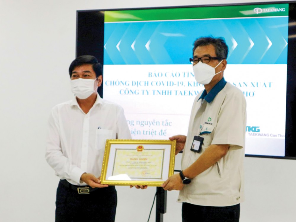 BQL Các Khu chế xuất và Công nghiệp Cần Thơ thừa ủy nhiệm của Chủ tịch UBND thành phố trao tặng bằng khen cho Công ty TNHH Taekwang Cần Thơ do có nhiều đóng góp trong công tác phòng, chống dịch bệnh COVID-19.