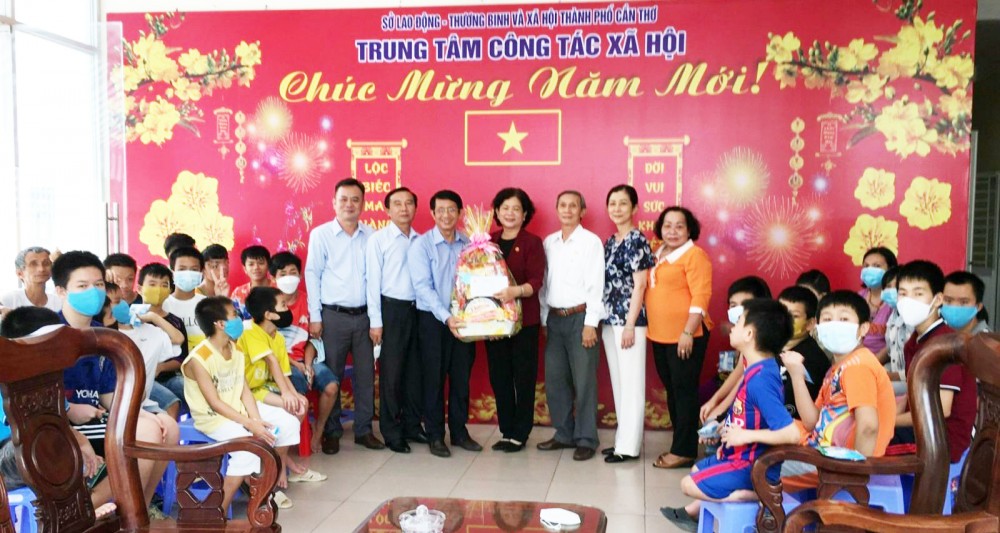 Bà Võ Thị Thanh Nga chúc Tết và tặng quà Trung tâm Công tác xã hội thành phố.