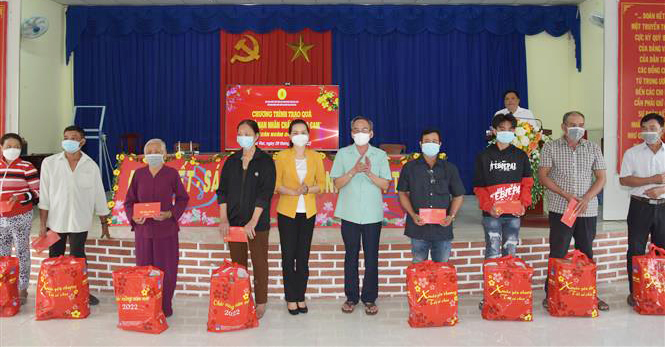  Bí thư tỉnh ủy Bạc Liêu Lữ Văn Hùng thăm và tặng quà các gia đình chính sách khu căn cứ xã Phong Thạnh Tây, thị xã Giá Rai. Ảnh: Nhật Bình - TTXVN.