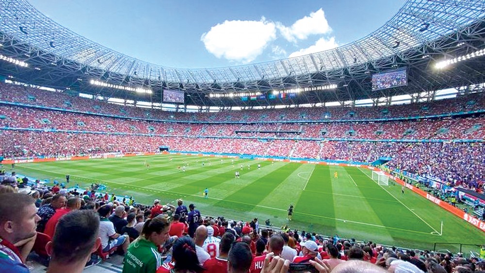 Đông đảo khán giả đến xem trận đấu trên sân Puskas Arena (Hungary), nơi tổ chức một bảng đấu EURO 2020. Ảnh: Getty
