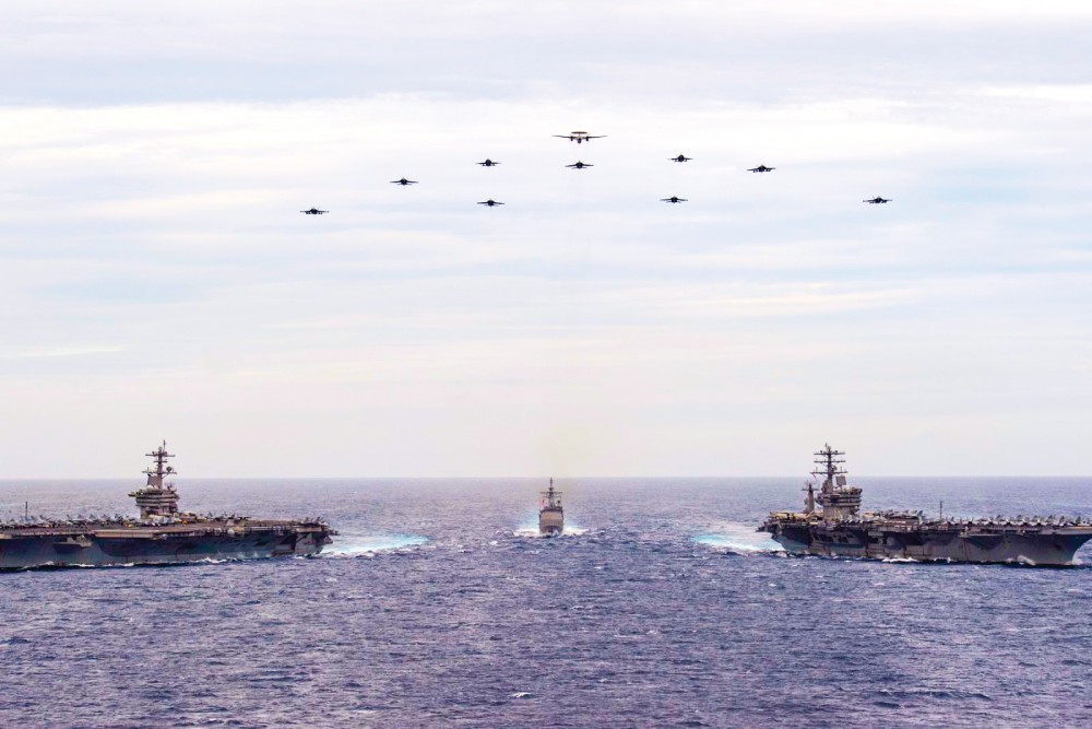 Hai hàng không mẫu hạm Mỹ USS Theodore Roosevelt và USS Nimitz tập trận trên Biển Đông, tháng 2-2021. Ảnh: U.S. Navy